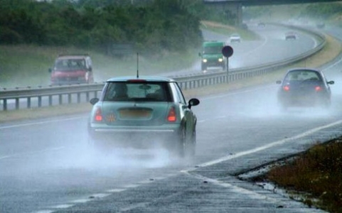 5 lời khuyên hữu ích khi lái xe trong mưa
