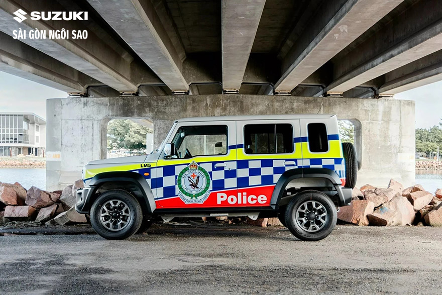 mau-suv-dia-hinh-co-nho-jimny-duoc-bo-sung-vao-doi-xe-canh-sat-tai-australia-2
