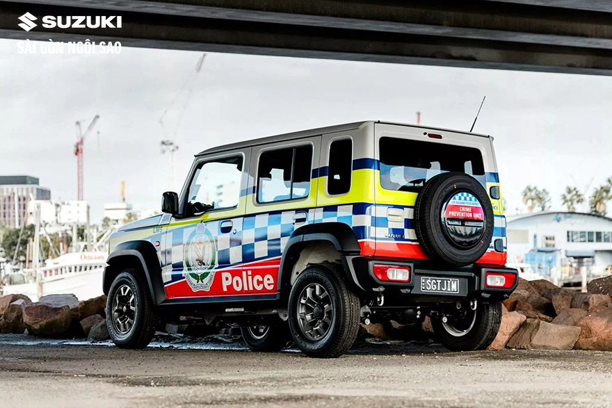mau-suv-dia-hinh-co-nho-jimny-duoc-bo-sung-vao-doi-xe-canh-sat-tai-australia-4