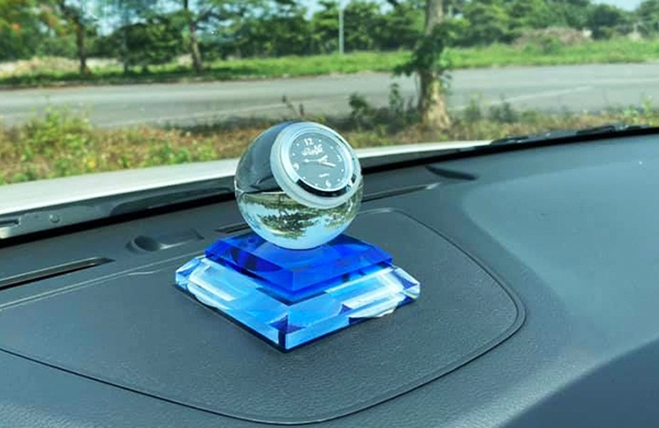 NHỮNG ĐỒ VẬT DỄ BIẾN THÀNH "BOM NỔ CHẬM" TRONG Ô TÔ MÙA NẮNG NÓNG