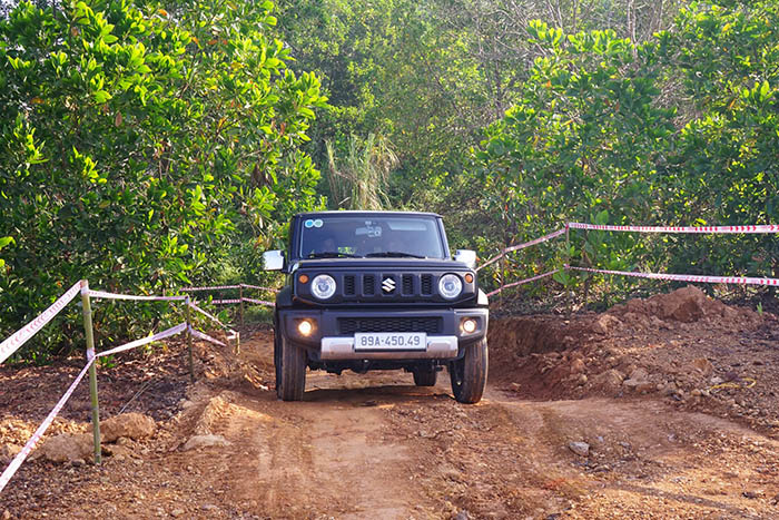 ngac-nhien-voi-kha-nang-off-road-cua-suzuki-jimny-tai-thanh-dia-dong-mo-9