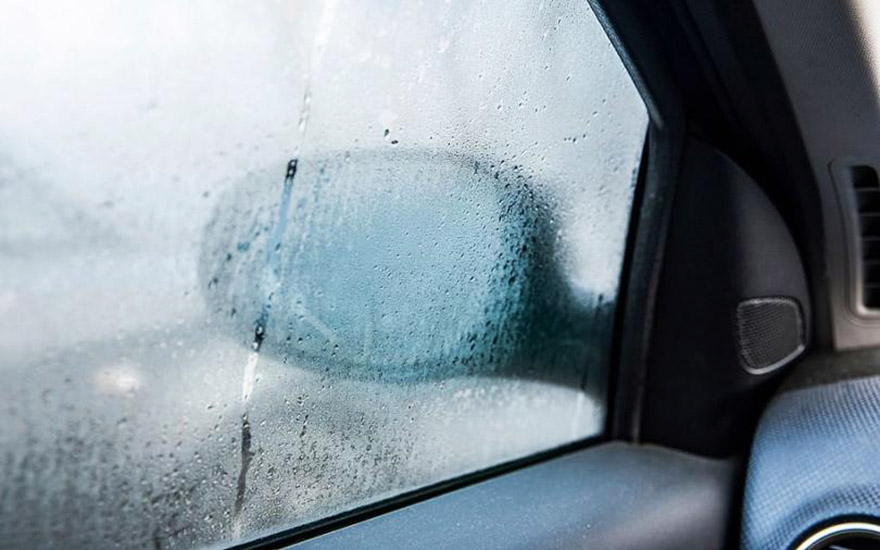 cua-kinh-mo-suong-tin-hieu-la-tu-he-thong-dieu-hoa-o-to-ban-can-chu-y-1