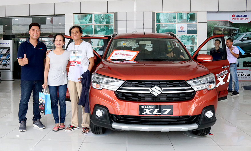 anh-tan-xem-xe-suzuki-xl7-2020